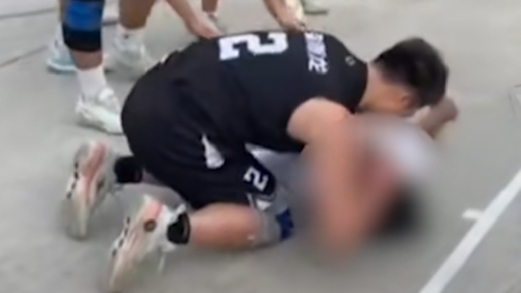 “應該的!”男子在球場突然昏迷倒地,醫學生迅速上前急救
