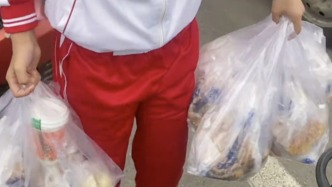 双手拎着满满的爱！孩子春游爸爸做了全班的烧饼，反复叮嘱“一人分一个”