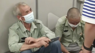 坐地铁的工人：泥尘满身，何以安坐？