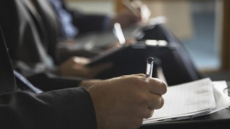 新华社评论员：在一体推进学查改上下功夫