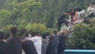 人心擰成一股繩！高速上貨車側(cè)翻司機(jī)被困，眾人“拔河”拉開玻璃救人