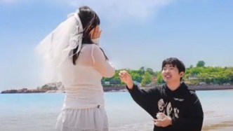 愛是無聲的潮汐！小伙海邊手語求婚聽障女友，攝影師記錄下感人一幕