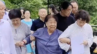 袁隆平院士逝世四周年，夫人鄧則在家人攙扶下墓園祭掃