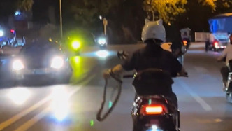 女子手抓大蛇騎車過市，回應：是菜花蛇，抓去放生了