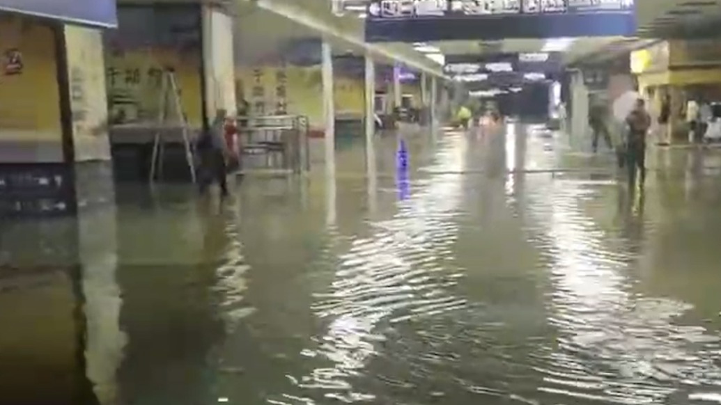 暴雨導致出站口架空層區域局部積水,武昌火車站致歉:全力抽水排水