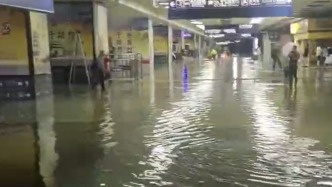 暴雨導致出站口架空層區域局部積水，武昌火車站致歉：全力抽水排水