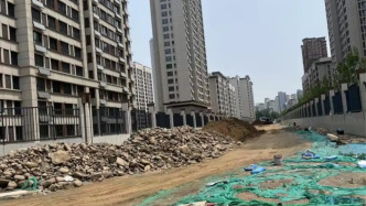 秦皇島一小區(qū)門前兩條路規(guī)劃多年未建成，市住建局：年內(nèi)有望開工