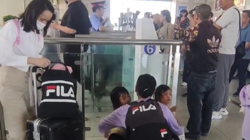 女子獨自帶倆娃乘高鐵,孩子哭鬧孤立無援時,她出現了……