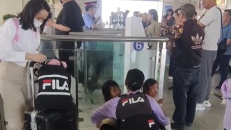 女子獨自帶倆娃乘高鐵，孩子哭鬧孤立無援時，她出現(xiàn)了……