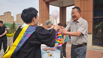 高校院長為畢業(yè)生手工制作棉花糖：祝福未來甜甜蜜蜜