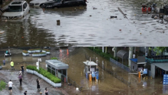 武大珞珈门被淹，保卫部：积水基本已消退，目前水到脚踝处