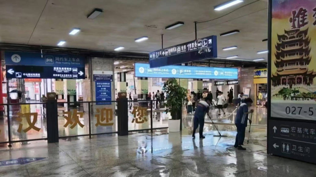 武昌火車(chē)站：西出站口架空層積水情況已恢復(fù)正常，將做好保潔及消殺工作
