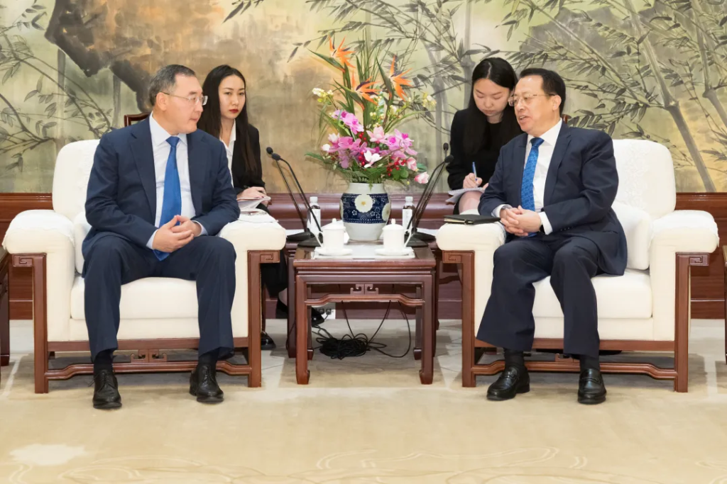 龚正会见哈萨克斯坦阿拉木图州州长苏尔丹加济耶夫