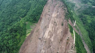 航拍视角看贵州大方山体滑坡现场：高差约390米，滑坡点位在山脊