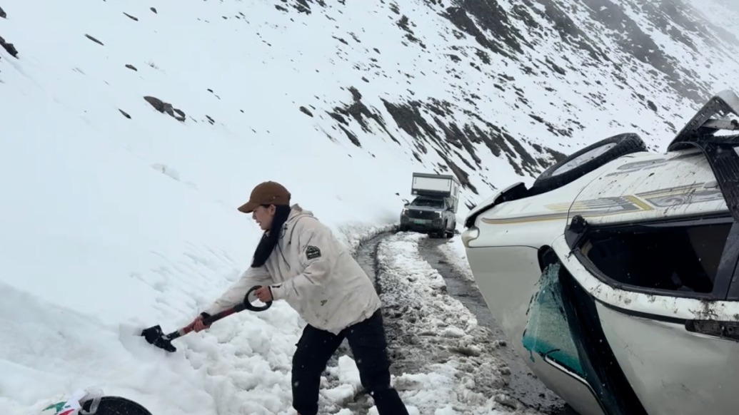 自駕博主甘孜海拔4000多米遇側翻越野車，助四名游客脫困