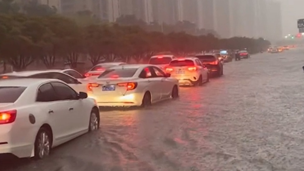 阜阳“越野骑士”在积水中救出20辆车,自己的车却被泡了