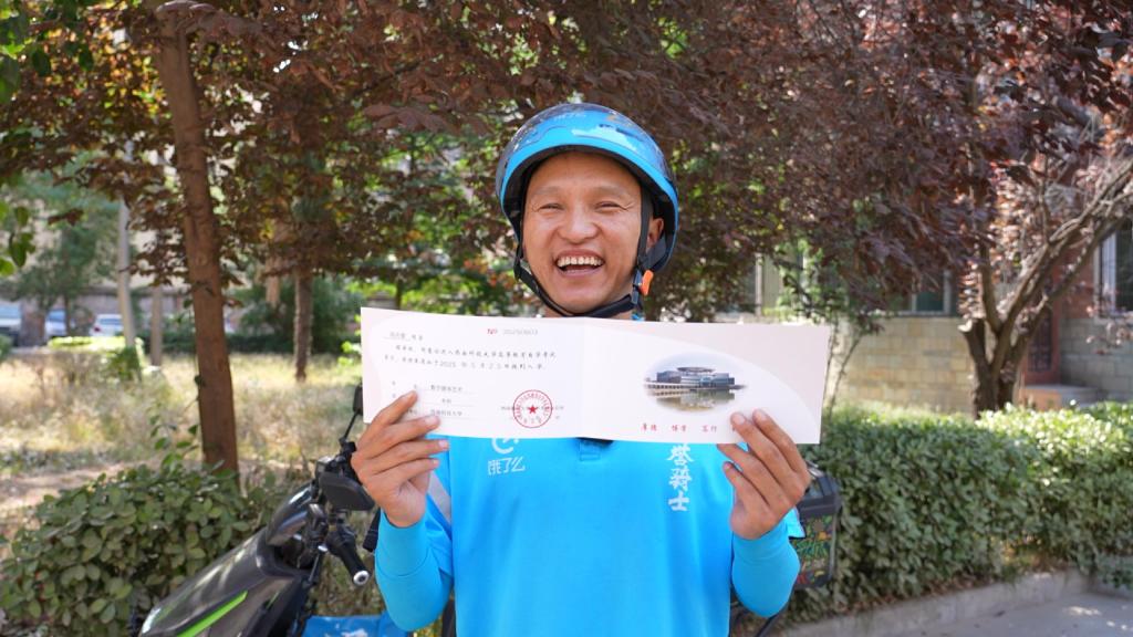 年近四十终圆大学梦，外卖小哥送完餐收到入学通知书
