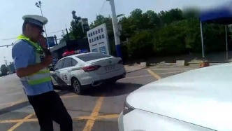 “跟著警車走”！老人暈厥家屬求助，交警引導車輛就醫