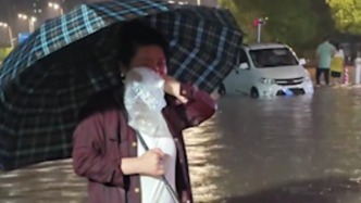 “怕别人从这走！”暴雨天女子跌落下水道，脱险后她抹泪站在原地提醒路人