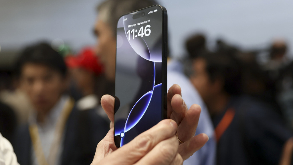 苹果盘前跌超3%，特朗普称iPhone不回美国制造将征税25%