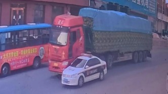 沈陽康平一半掛車為躲避追查側翻，執法車輛被指駛離未施救