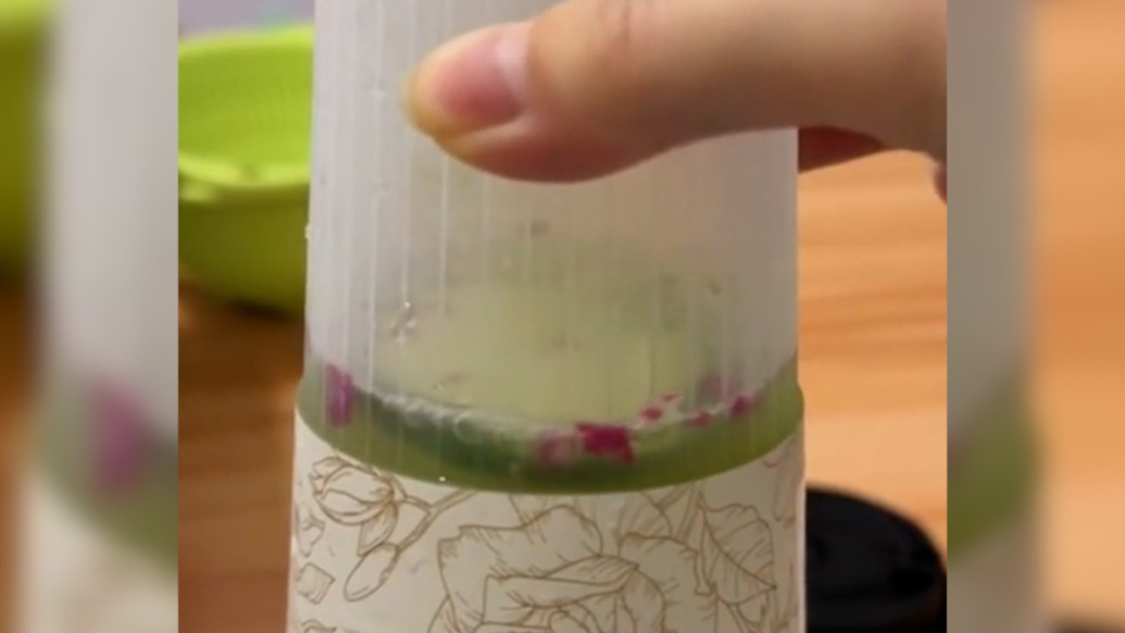“爷爷不泡茶”17元一杯去冰奶茶，到手未开封竟只有半杯