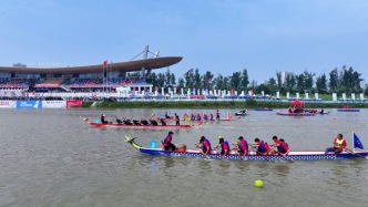 湖南第四屆旅發(fā)大會(huì)啟幕，24支國(guó)內(nèi)外龍舟隊(duì)在汨羅江對(duì)決