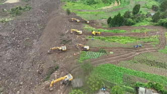 貴州大方山體滑坡救援現場：重型裝備已進入，全力搜救被困人員
