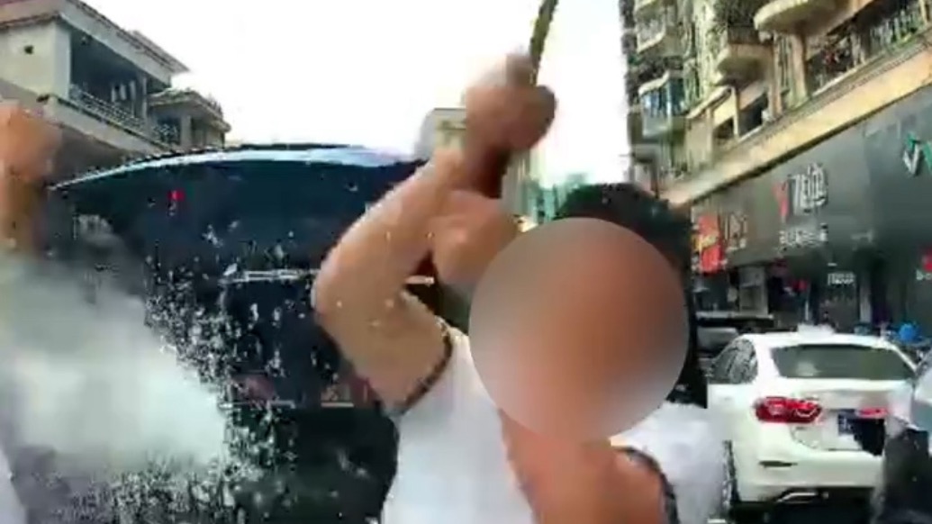 东莞警方通报“奔驰司机拦停前车后用高尔夫球杆砸玻璃”：涉事男子被刑拘
