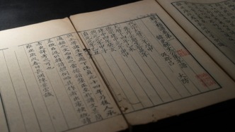 《物種起源》相遇《西廂記圖冊》，百余中西珍貴典籍上海展出