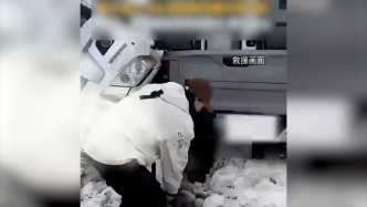 6老人自駕穿越翻車(chē)被困雪山，路過(guò)女子救下其中4人