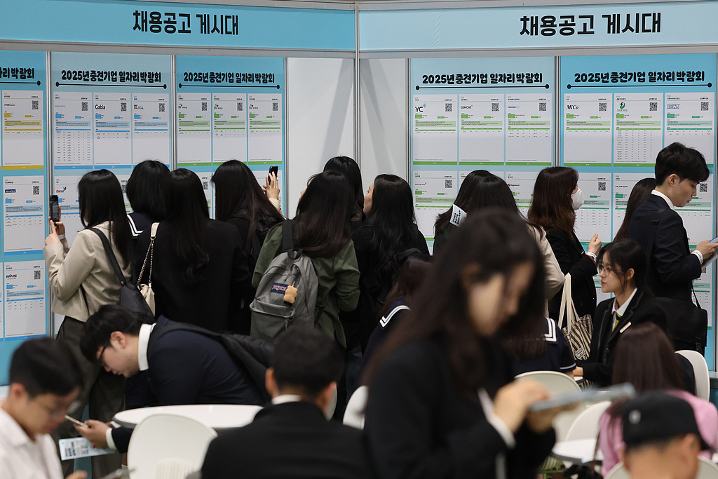 “工蜂经济”中的韩国青年：“即使有很爱的人也排斥结婚生子”