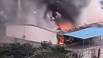 广西东兰县一烟花厂起火烟花四射，应急局：被落石击中发生自燃