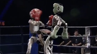 全球首個人形機器人格斗大賽開打：拳拳到肉，倒地后8秒起身