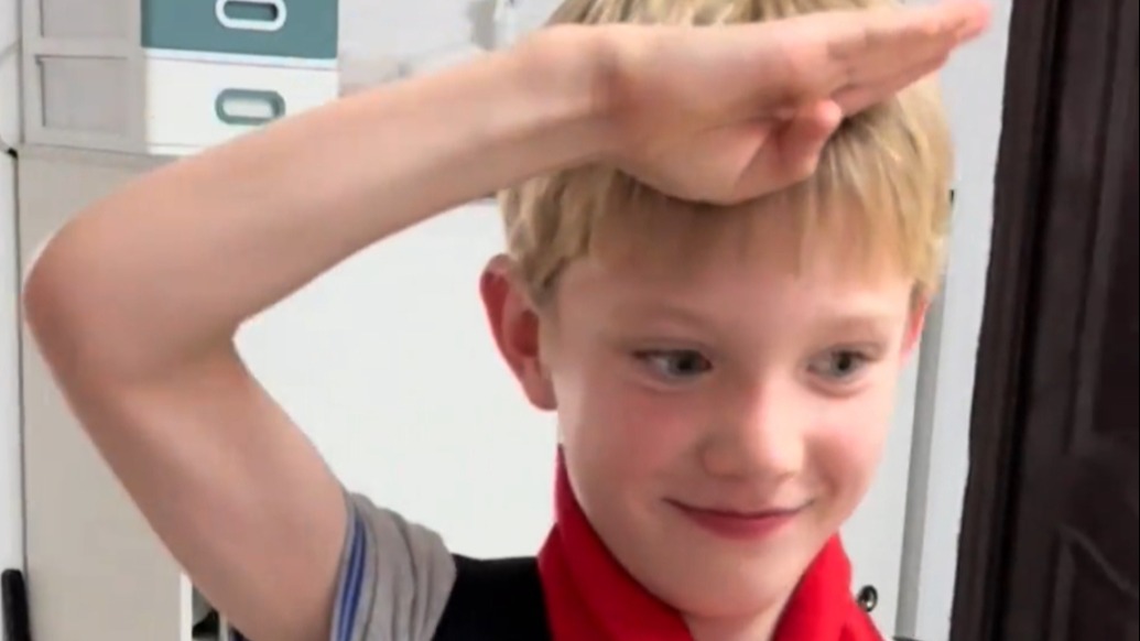 开心都写在动作里!外国男孩在上海成为少先队员,激动地和家人分享感受