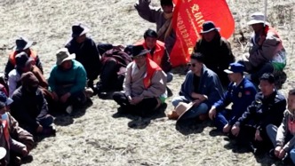 森林消防員騎馬深入牧區(qū)，為牧民普及防火知識(shí)