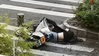 父子雨天騎車摔倒，孩子發(fā)著燒卻先關(guān)心父親，這時他們涌了上來…… 