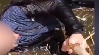 “快抓棍子！” 發(fā)現(xiàn)老人漂浮水面，3名釣友遞棍子救上岸