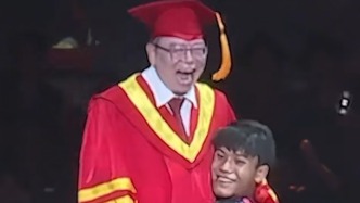 隔著屏幕都感到開心！小伙兒在畢業典禮上抱起校長轉圈圈