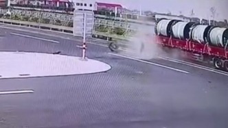 特斯拉高速上追尾大貨車，湖州高速交警：當(dāng)日已出警