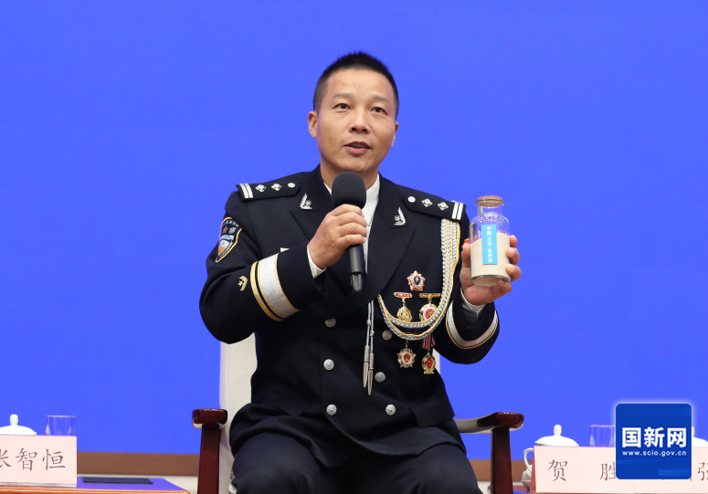 岛礁警察贺胜：从“白小伙”晒成“西沙黑”，因爱而坚守