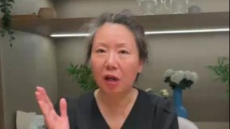 成都27岁女子家门口被杀案今开庭，母亲称被告亲属态度冷漠