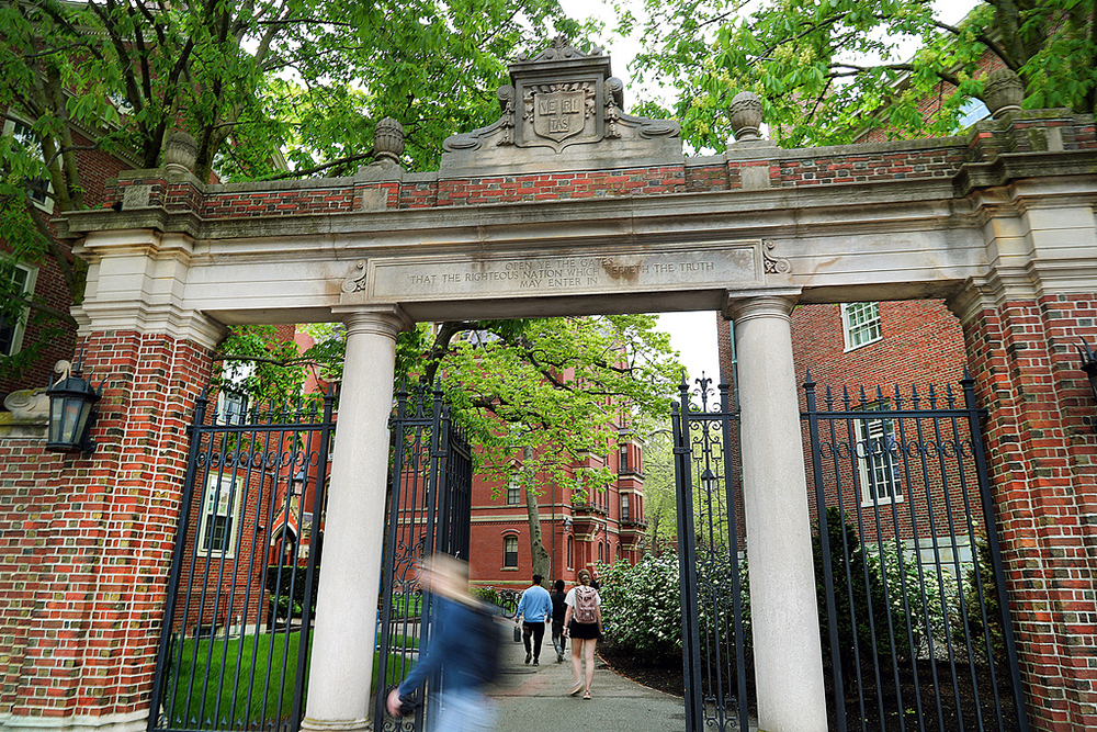 特朗普威胁将哈佛资金拨给职业学校，曾建议设“美国学院”提供免费在线课程