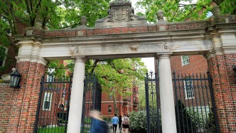 特朗普威胁将哈佛资金拨给职业学校，曾建议设“美国学院”提供免费在线课程