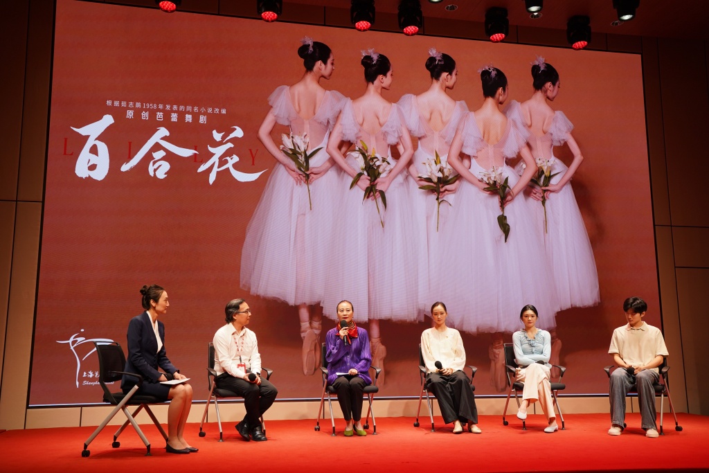 今天上海解放纪念日，《百合花》在中共一大纪念馆前起舞