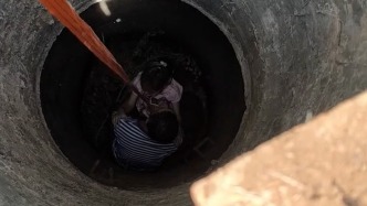 ?“叔叔是解放軍會保護你”，現役軍人下井救出墜井女童