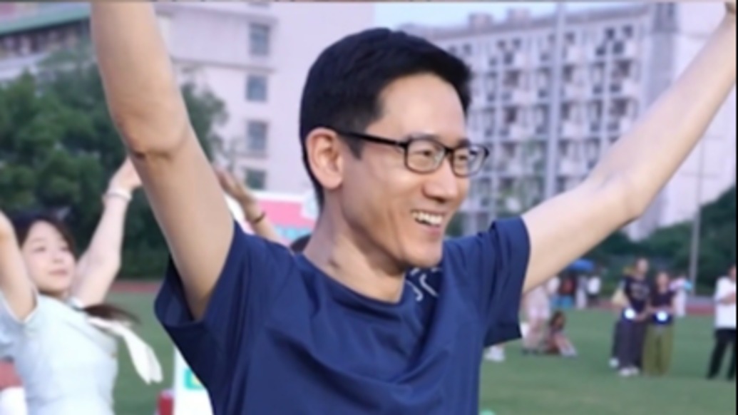 浙傳校長韋路校園領(lǐng)跳竹竿舞