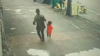 女子街邊強拽小孩被家長追回，警方：已控制嫌疑人，案件進一步偵辦中