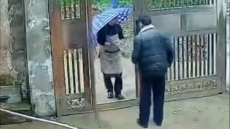 遠親不如近鄰！老人因病視力受損，鄰居每天送飯堅持照顧三年