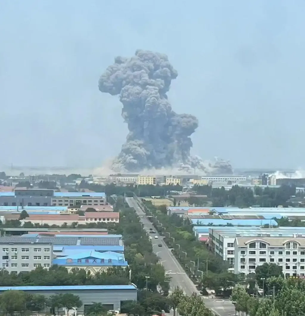 山东高密一化工厂发生爆炸，生态环境部门第一时间到现场监测